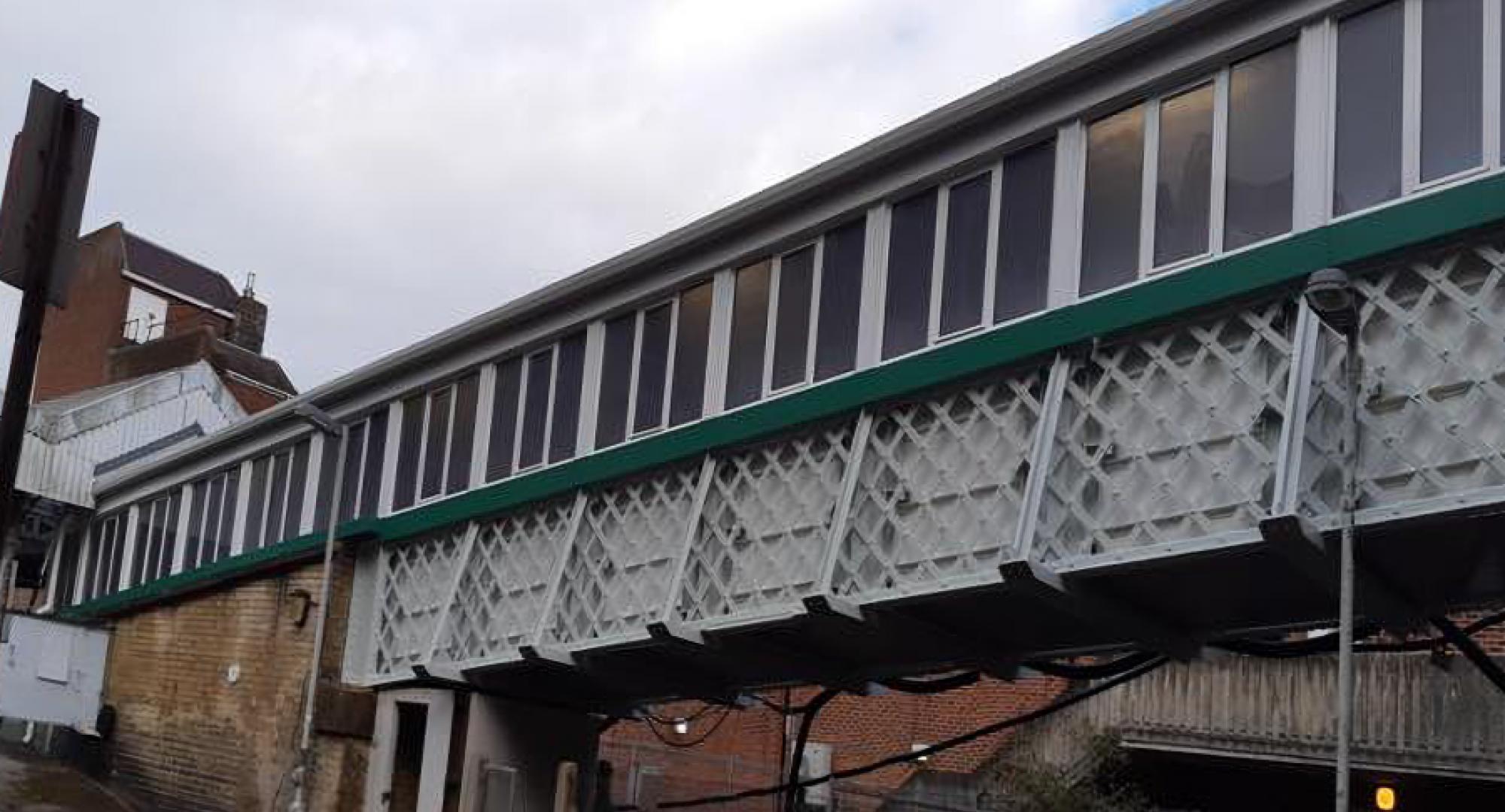 Footbridge at Caterham station.png 