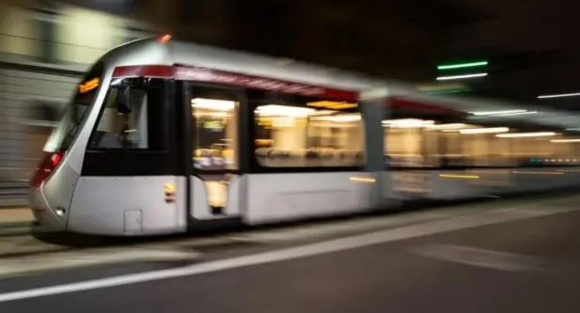 Battery-powered tram 